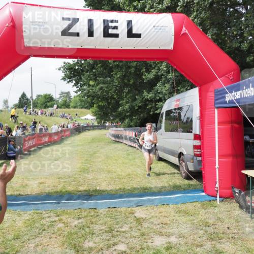 21.06.2025 - 27. Vierlanden-Triathlon MichiJ http://msf.ph/oto/8026360 15.06.2026 11:59:06 Ziel 574 meine-sportfotos.de