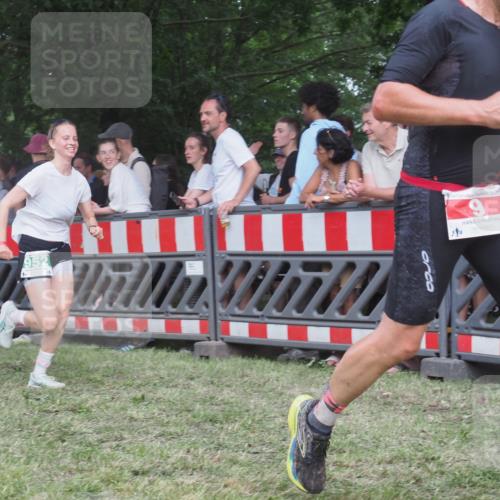 21.06.2025 - 27. Vierlanden-Triathlon KatJ http://msf.ph/oto/8026365 15.06.2025 13:29:15 Ziel 9, 952 meine-sportfotos.de