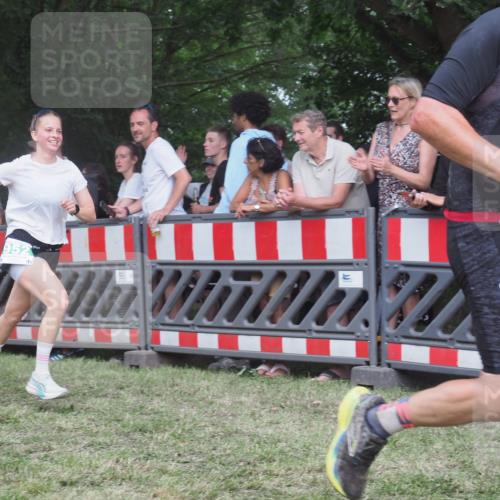 21.06.2025 - 27. Vierlanden-Triathlon KatJ http://msf.ph/oto/8026374 15.06.2025 13:29:15 Ziel 9, 952 meine-sportfotos.de