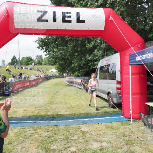 21.06.2025 - 27. Vierlanden-Triathlon MichiJ http://msf.ph/oto/8026378 15.06.2026 11:59:07 Ziel 574 meine-sportfotos.de