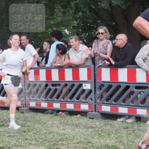 21.06.2025 - 27. Vierlanden-Triathlon KatJ http://msf.ph/oto/8026379 15.06.2025 13:29:16 Ziel 9, 952 meine-sportfotos.de