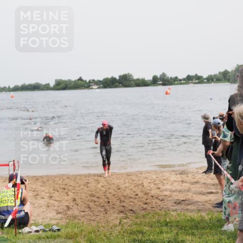 21.06.2025 - 27. Vierlanden-Triathlon MichiJ http://msf.ph/oto/8026383 15.06.2026 10:57:19 Schwimmen 692, 697 meine-sportfotos.de