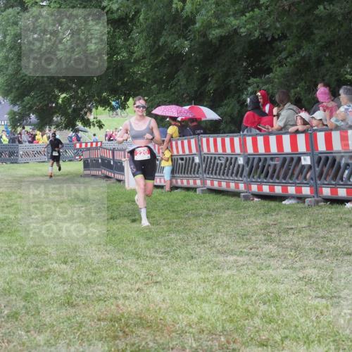 21.06.2025 - 27. Vierlanden-Triathlon KatJ http://msf.ph/oto/8026384 15.06.2025 13:29:29 Ziel 220, 717 meine-sportfotos.de