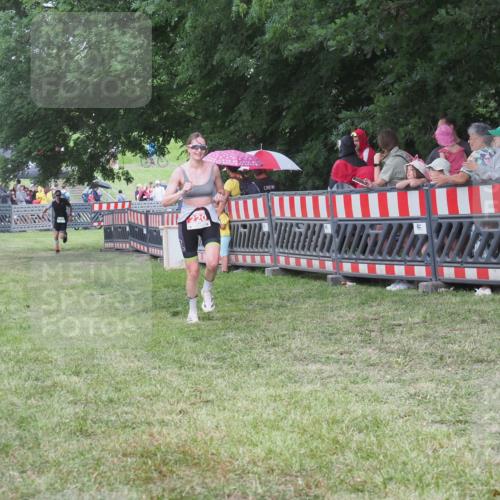 21.06.2025 - 27. Vierlanden-Triathlon KatJ http://msf.ph/oto/8026389 15.06.2025 13:29:30 Ziel 220, 717 meine-sportfotos.de
