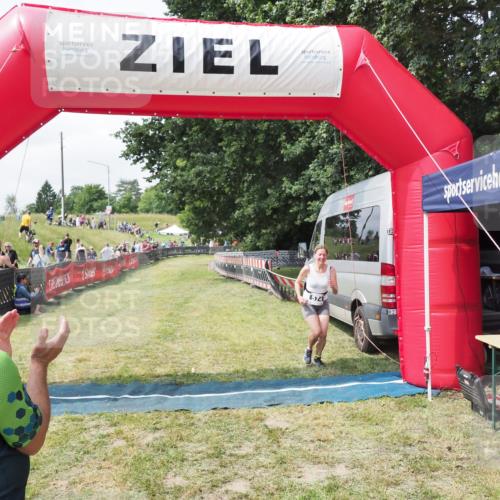21.06.2025 - 27. Vierlanden-Triathlon MichiJ http://msf.ph/oto/8026395 15.06.2026 11:59:07 Ziel 574 meine-sportfotos.de