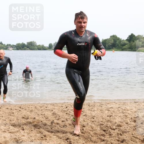 15.06.2025 - 27. Vierlanden-Triathlon Lena Gebhardt http://msf.ph/oto/8026396 15.06.2025 10:58:26 Schwimmen 643, 710, 732, 741, 769 meine-sportfotos.de