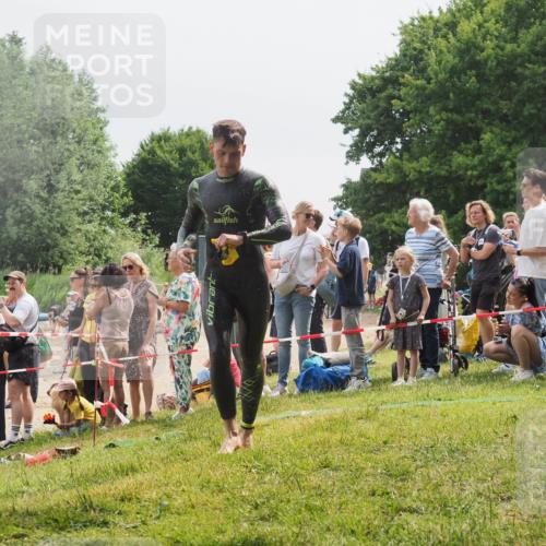 15.06.2025 - 27. Vierlanden-Triathlon KatJ http://msf.ph/oto/8026398 15.06.2025 10:59:49 Schwimmen 641, 727 meine-sportfotos.de