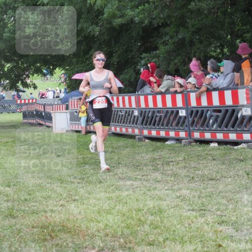 21.06.2025 - 27. Vierlanden-Triathlon KatJ http://msf.ph/oto/8026399 15.06.2025 13:29:30 Ziel 220, 717 meine-sportfotos.de