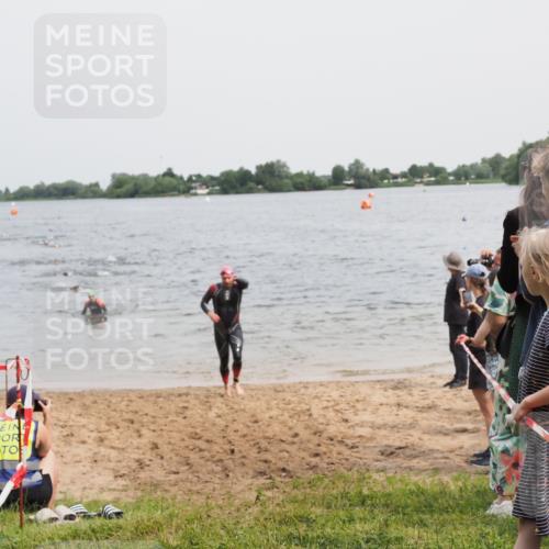21.06.2025 - 27. Vierlanden-Triathlon MichiJ http://msf.ph/oto/8026401 15.06.2026 10:57:19 Schwimmen 692, 697 meine-sportfotos.de