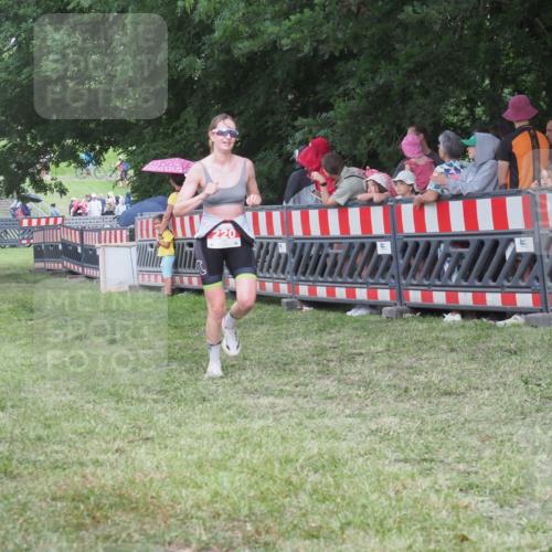 21.06.2025 - 27. Vierlanden-Triathlon KatJ http://msf.ph/oto/8026404 15.06.2025 13:29:30 Ziel 220, 717 meine-sportfotos.de