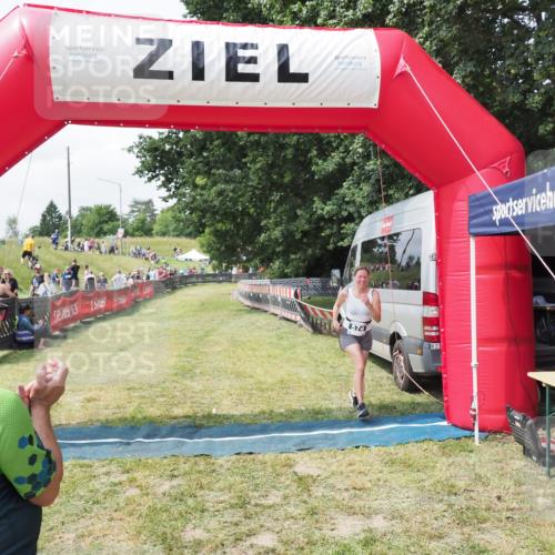 21.06.2025 - 27. Vierlanden-Triathlon MichiJ http://msf.ph/oto/8026410 15.06.2026 11:59:07 Ziel 574 meine-sportfotos.de