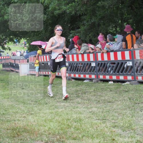 21.06.2025 - 27. Vierlanden-Triathlon KatJ http://msf.ph/oto/8026412 15.06.2025 13:29:30 Ziel 220, 717 meine-sportfotos.de