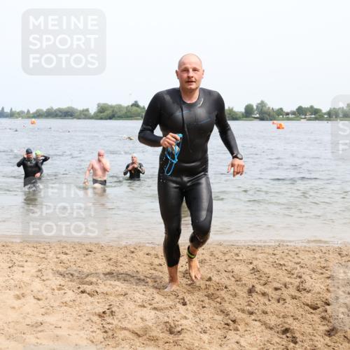 15.06.2025 - 27. Vierlanden-Triathlon Lena Gebhardt http://msf.ph/oto/8026413 15.06.2025 10:58:28 Schwimmen 636, 643, 710, 732, 741, 747 meine-sportfotos.de