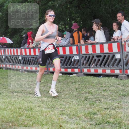 21.06.2025 - 27. Vierlanden-Triathlon KatJ http://msf.ph/oto/8026416 15.06.2025 13:29:31 Ziel 220, 717, 1069, 1070, 1071 meine-sportfotos.de