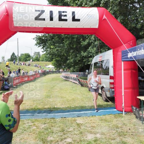 21.06.2025 - 27. Vierlanden-Triathlon MichiJ http://msf.ph/oto/8026420 15.06.2026 11:59:07 Ziel 574 meine-sportfotos.de