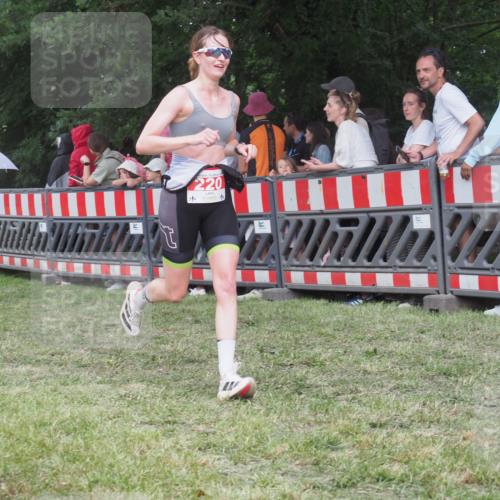 21.06.2025 - 27. Vierlanden-Triathlon KatJ http://msf.ph/oto/8026423 15.06.2025 13:29:31 Ziel 220, 717, 1069, 1070, 1071 meine-sportfotos.de