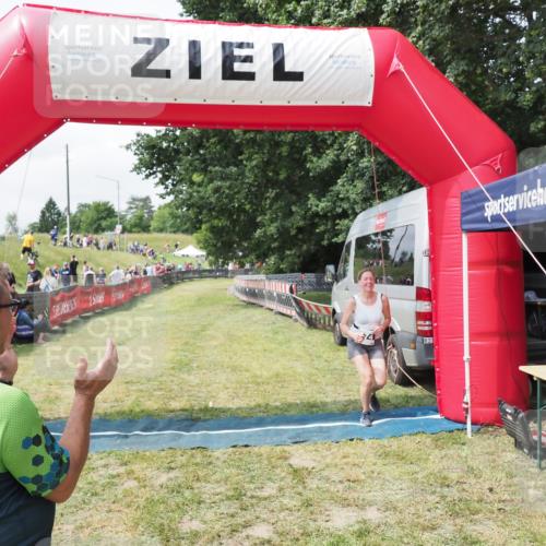 21.06.2025 - 27. Vierlanden-Triathlon MichiJ http://msf.ph/oto/8026429 15.06.2026 11:59:07 Ziel 574 meine-sportfotos.de