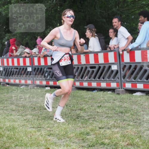 21.06.2025 - 27. Vierlanden-Triathlon KatJ http://msf.ph/oto/8026430 15.06.2025 13:29:31 Ziel 220, 717, 1069, 1070, 1071 meine-sportfotos.de
