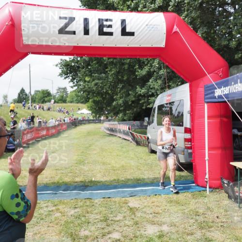 21.06.2025 - 27. Vierlanden-Triathlon MichiJ http://msf.ph/oto/8026436 15.06.2026 11:59:07 Ziel 574 meine-sportfotos.de