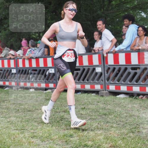 21.06.2025 - 27. Vierlanden-Triathlon KatJ http://msf.ph/oto/8026438 15.06.2025 13:29:31 Ziel 220, 717, 1069, 1070, 1071 meine-sportfotos.de