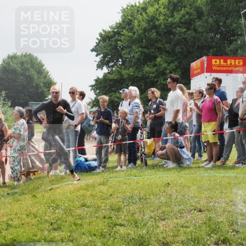 15.06.2025 - 27. Vierlanden-Triathlon KatJ http://msf.ph/oto/8026442 15.06.2025 11:00:07 Schwimmen 708 meine-sportfotos.de