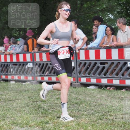 21.06.2025 - 27. Vierlanden-Triathlon KatJ http://msf.ph/oto/8026444 15.06.2025 13:29:31 Ziel 220, 717, 1069, 1070, 1071 meine-sportfotos.de