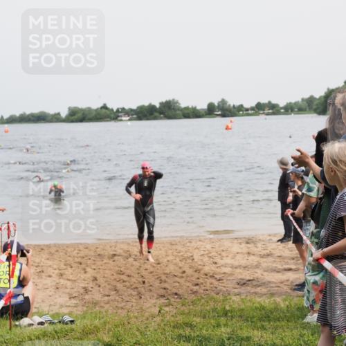 21.06.2025 - 27. Vierlanden-Triathlon MichiJ http://msf.ph/oto/8026447 15.06.2026 10:57:20 Schwimmen 692, 697 meine-sportfotos.de