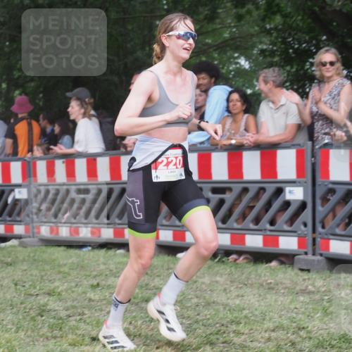 21.06.2025 - 27. Vierlanden-Triathlon KatJ http://msf.ph/oto/8026451 15.06.2025 13:29:32 Ziel 220, 717, 1069, 1070, 1071 meine-sportfotos.de