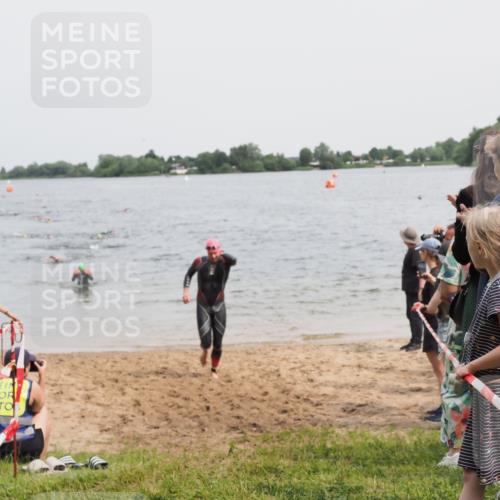 21.06.2025 - 27. Vierlanden-Triathlon MichiJ http://msf.ph/oto/8026454 15.06.2026 10:57:20 Schwimmen 692, 697 meine-sportfotos.de