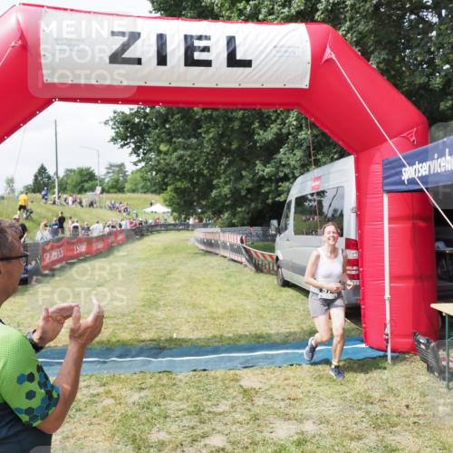 21.06.2025 - 27. Vierlanden-Triathlon MichiJ http://msf.ph/oto/8026457 15.06.2026 11:59:08 Ziel 574 meine-sportfotos.de