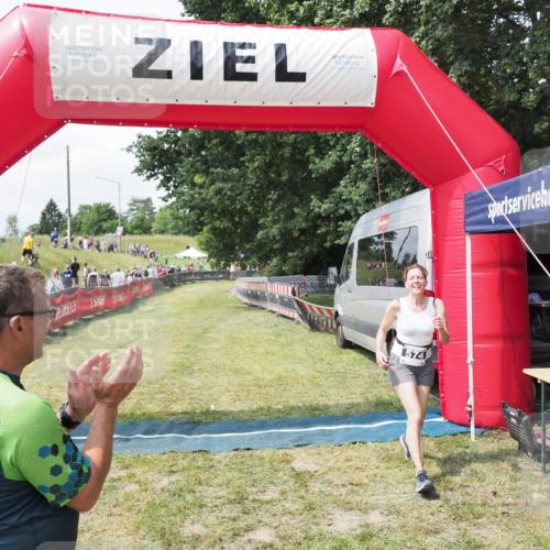 21.06.2025 - 27. Vierlanden-Triathlon MichiJ http://msf.ph/oto/8026479 15.06.2026 11:59:08 Ziel 574 meine-sportfotos.de