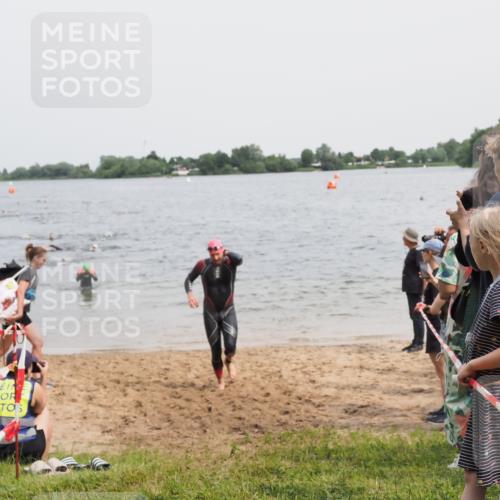 21.06.2025 - 27. Vierlanden-Triathlon MichiJ http://msf.ph/oto/8026485 15.06.2026 10:57:20 Schwimmen 692, 697 meine-sportfotos.de