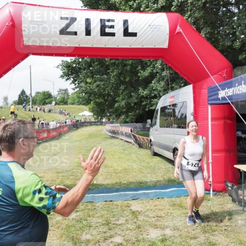 21.06.2025 - 27. Vierlanden-Triathlon MichiJ http://msf.ph/oto/8026501 15.06.2026 11:59:08 Ziel 574 meine-sportfotos.de
