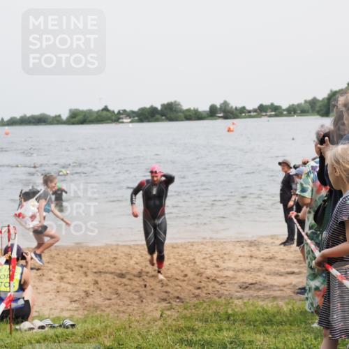 21.06.2025 - 27. Vierlanden-Triathlon MichiJ http://msf.ph/oto/8026508 15.06.2026 10:57:21 Schwimmen 692, 697 meine-sportfotos.de