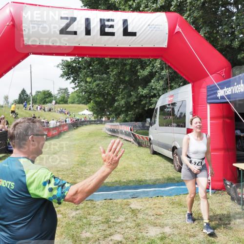 21.06.2025 - 27. Vierlanden-Triathlon MichiJ http://msf.ph/oto/8026512 15.06.2026 11:59:08 Ziel 574 meine-sportfotos.de