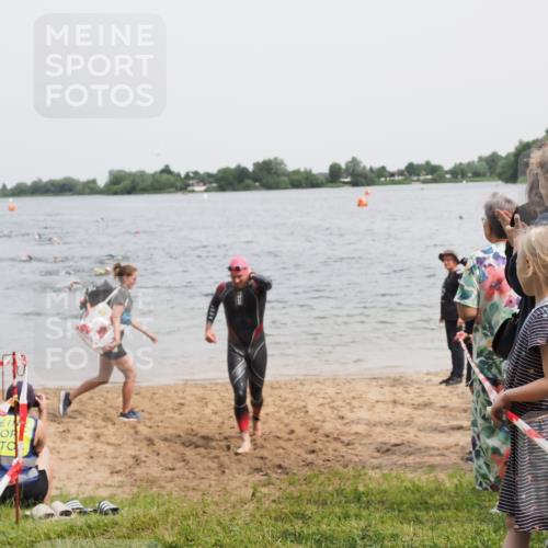 21.06.2025 - 27. Vierlanden-Triathlon MichiJ http://msf.ph/oto/8026529 15.06.2026 10:57:21 Schwimmen 692, 697 meine-sportfotos.de