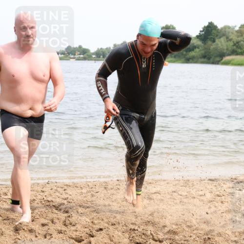 15.06.2025 - 27. Vierlanden-Triathlon Lena Gebhardt http://msf.ph/oto/8026544 15.06.2025 10:58:37 Schwimmen 636, 643, 667, 684, 732, 743, 747 meine-sportfotos.de
