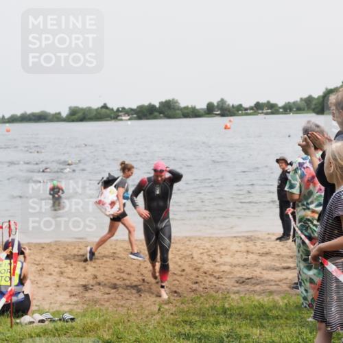 21.06.2025 - 27. Vierlanden-Triathlon MichiJ http://msf.ph/oto/8026552 15.06.2026 10:57:21 Schwimmen 692, 697 meine-sportfotos.de