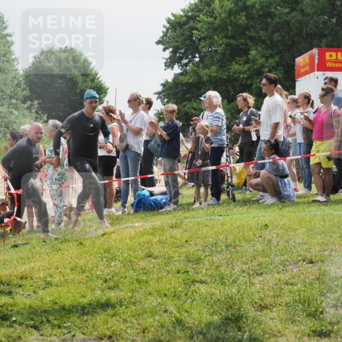 15.06.2025 - 27. Vierlanden-Triathlon KatJ http://msf.ph/oto/8026554 15.06.2025 11:00:21 Schwimmen 646, 657, 662, 694, 731 meine-sportfotos.de