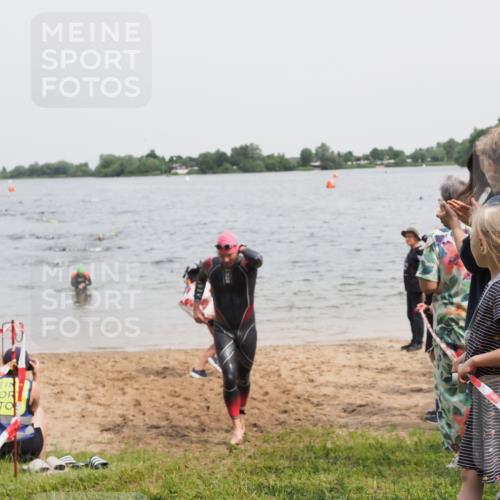 21.06.2025 - 27. Vierlanden-Triathlon MichiJ http://msf.ph/oto/8026561 15.06.2026 10:57:21 Schwimmen 692, 697 meine-sportfotos.de
