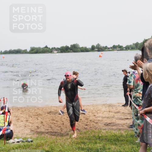 21.06.2025 - 27. Vierlanden-Triathlon MichiJ http://msf.ph/oto/8026565 15.06.2026 10:57:22 Schwimmen 697 meine-sportfotos.de
