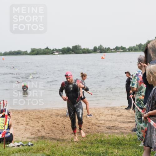 21.06.2025 - 27. Vierlanden-Triathlon MichiJ http://msf.ph/oto/8026572 15.06.2026 10:57:22 Schwimmen 697 meine-sportfotos.de