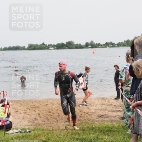 21.06.2025 - 27. Vierlanden-Triathlon MichiJ http://msf.ph/oto/8026590 15.06.2026 10:57:22 Schwimmen 697 meine-sportfotos.de