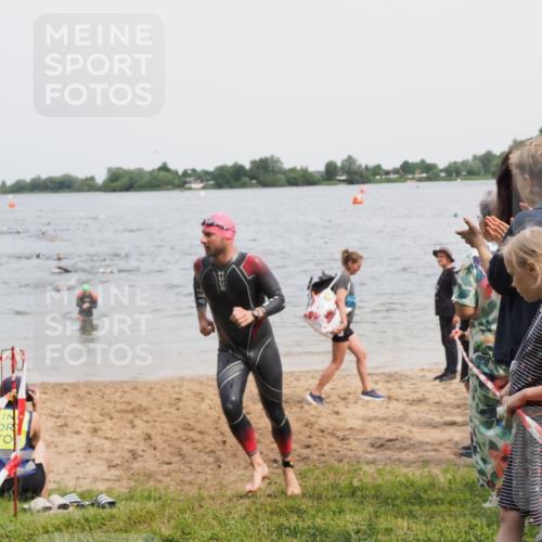 21.06.2025 - 27. Vierlanden-Triathlon MichiJ http://msf.ph/oto/8026598 15.06.2026 10:57:22 Schwimmen 697 meine-sportfotos.de