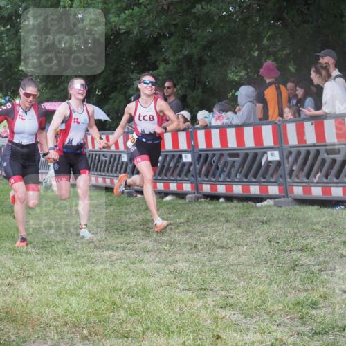 21.06.2025 - 27. Vierlanden-Triathlon KatJ http://msf.ph/oto/8026606 15.06.2025 13:29:42 Ziel 109, 1061, 1069, 1070, 1071 meine-sportfotos.de