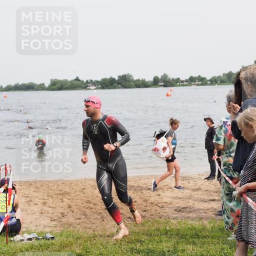 21.06.2025 - 27. Vierlanden-Triathlon MichiJ http://msf.ph/oto/8026611 15.06.2026 10:57:22 Schwimmen 697 meine-sportfotos.de