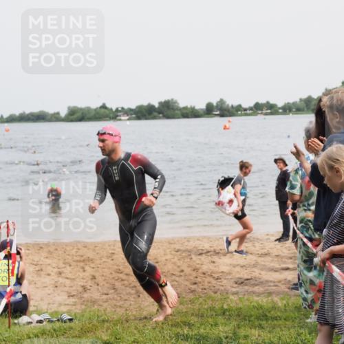 21.06.2025 - 27. Vierlanden-Triathlon MichiJ http://msf.ph/oto/8026623 15.06.2026 10:57:22 Schwimmen 697 meine-sportfotos.de
