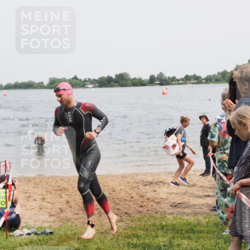 21.06.2025 - 27. Vierlanden-Triathlon MichiJ http://msf.ph/oto/8026633 15.06.2026 10:57:22 Schwimmen 697 meine-sportfotos.de