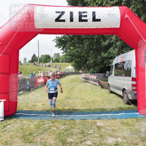21.06.2025 - 27. Vierlanden-Triathlon MichiJ http://msf.ph/oto/8026637 15.06.2026 12:00:02 Ziel 572 meine-sportfotos.de