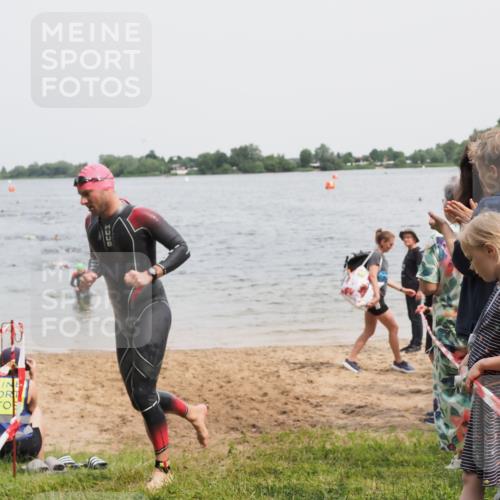 21.06.2025 - 27. Vierlanden-Triathlon MichiJ http://msf.ph/oto/8026646 15.06.2026 10:57:23 Schwimmen 697 meine-sportfotos.de